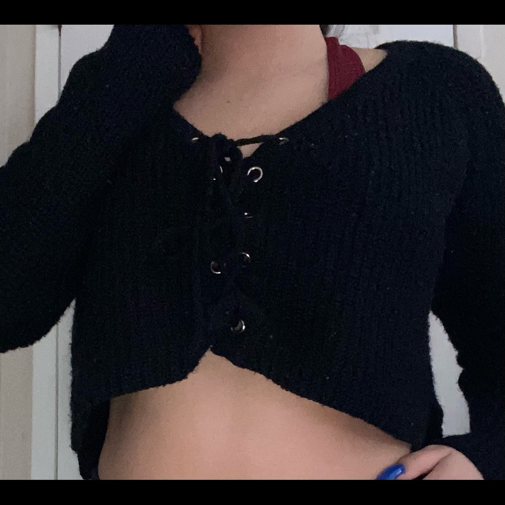 Black cropped sweater with tie in front
